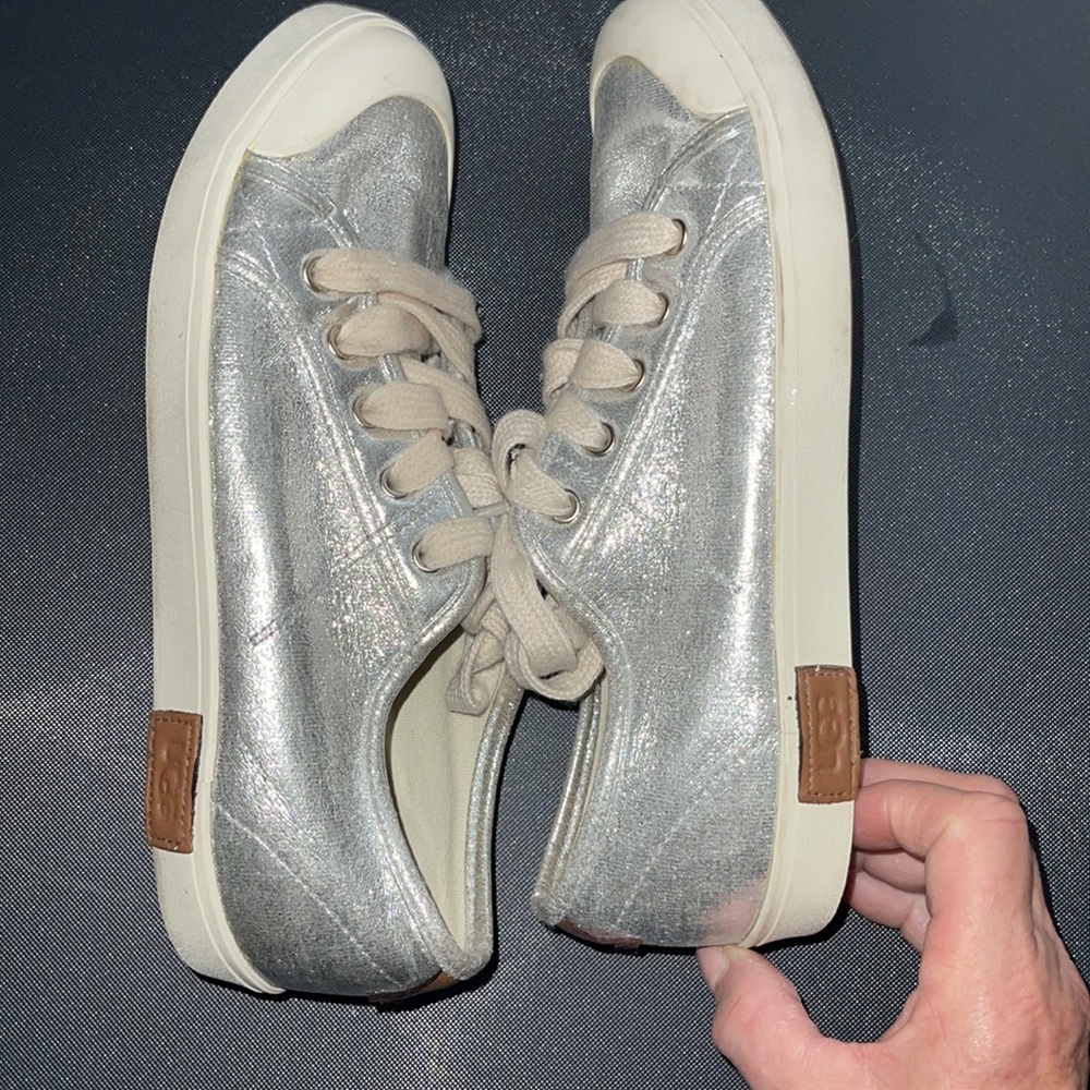 UGG Mikki Sterling Metallic Silver Low Top Sneakers youth Size 5 #1011823K - Picture 5 of 11
